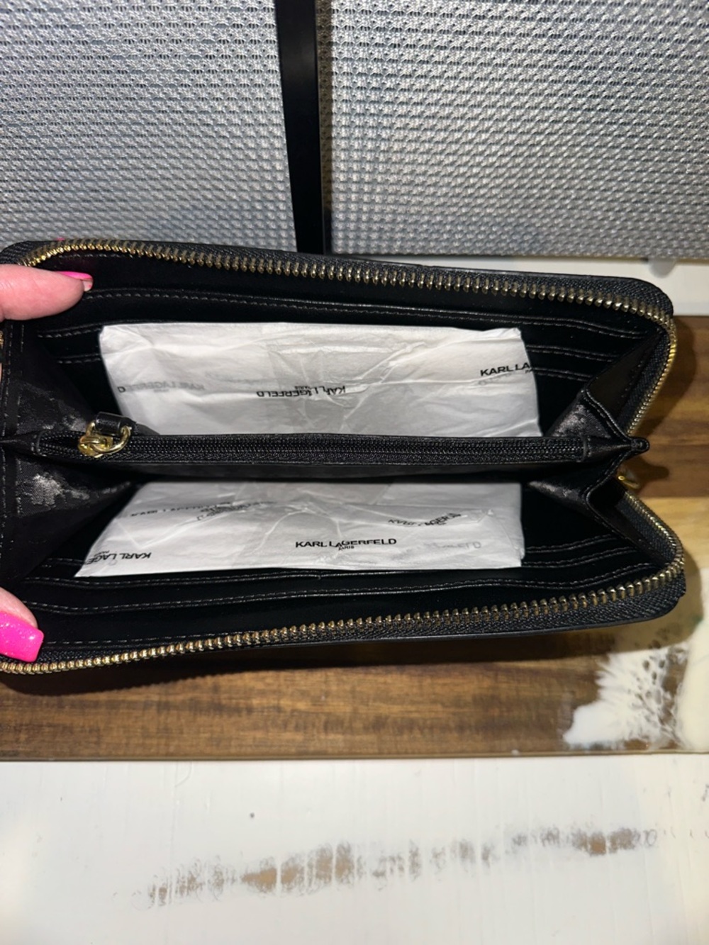 Karl Lagerfeld Black Wallet with Pink Sunglasses and Red Heart - Picture 3 of 3